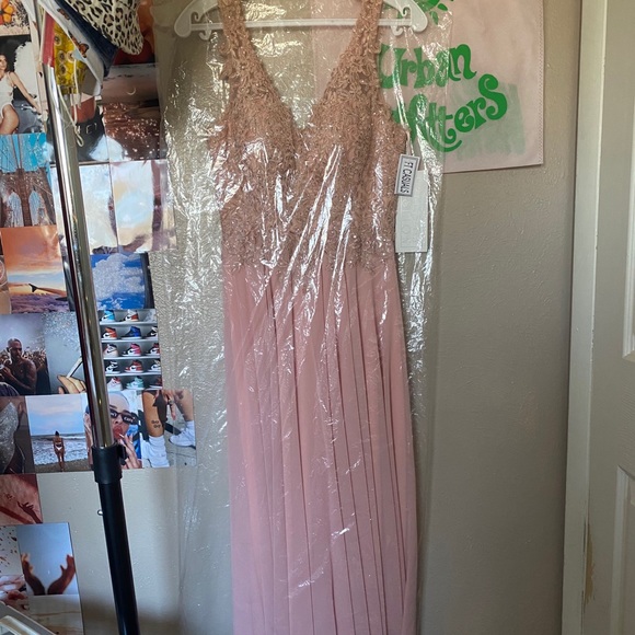 Prom dress - Picture 2 of 4
